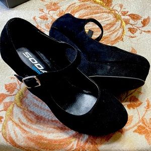 Womens size 6 black Wedges
